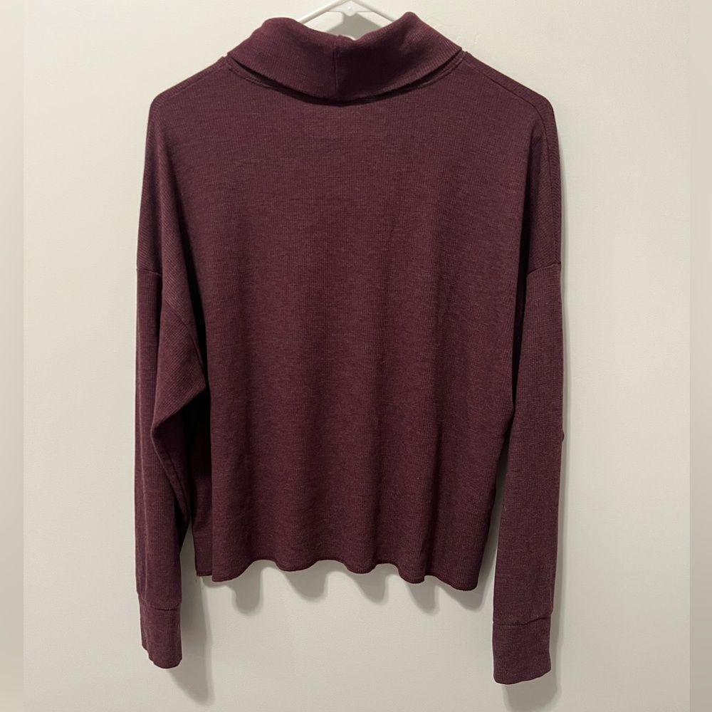 American Eagle Low-High Turtle Neck Long Sleeve Tee Size M - Picture 3 of 5